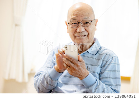 使用智能手機的老人 139864051