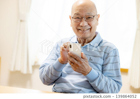 使用智能手機的老人 139864052