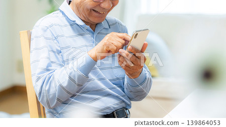 使用智能手機的老人 139864053