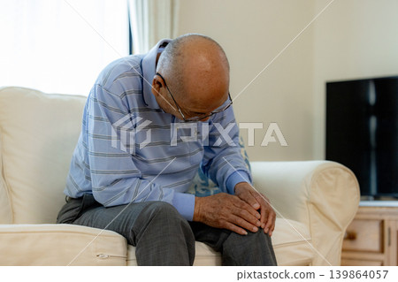 膝蓋疼痛的老人 139864057