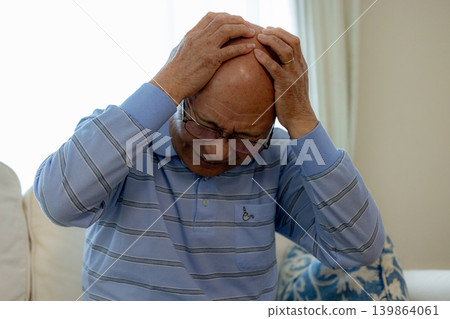 一位老人雙手抱頭 139864061