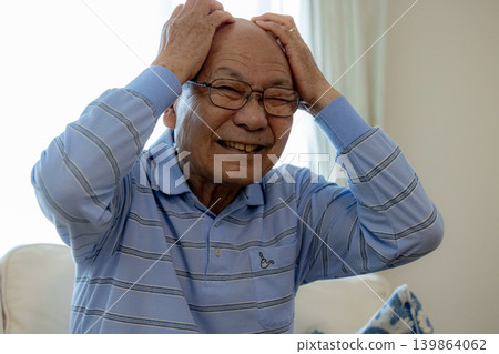 一位老人雙手抱頭 139864062