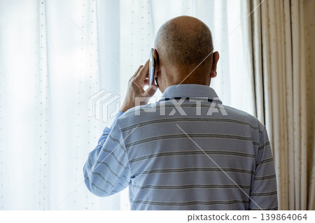 一位老人正在打電話的場景。 139864064