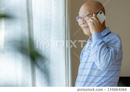 一位老人正在打電話的場景。 139864066