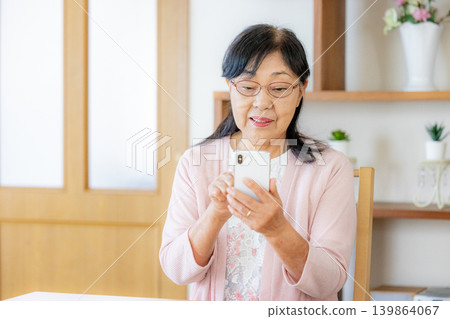 操作智能手機的資深婦女 139864067