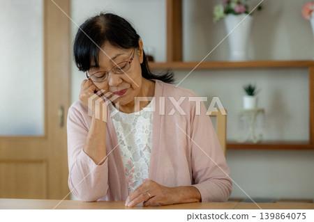 Senior woman sticking her head 139864075