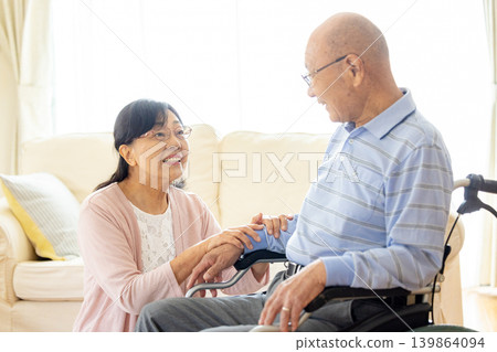 一對坐輪椅的老年夫婦 139864094