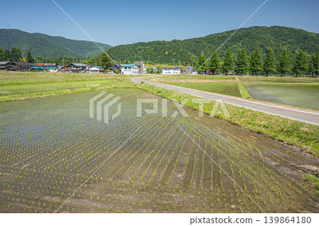 滋賀縣高島市牧野町奧琵琶湖寧靜的鄉村景色 滋賀縣高島市牧野町奧琵琶湖寧靜的鄉村景色 139864180