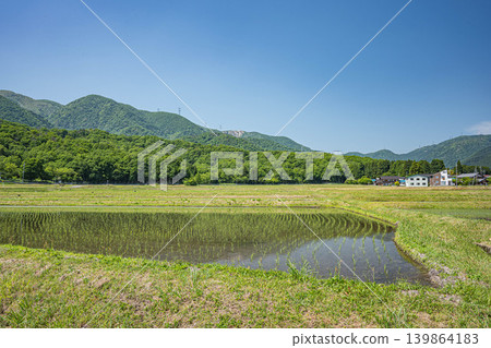 滋賀縣高島市牧野町奧琵琶湖寧靜的鄉村景色 滋賀縣高島市牧野町奧琵琶湖寧靜的鄉村景色 139864183