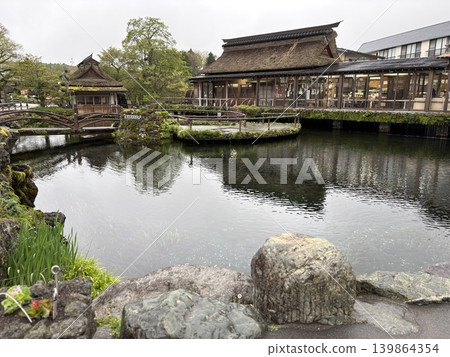 忍野八海的茅草屋頂水車和清新的綠色景色 139864354