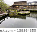 忍野八海的茅草屋頂水車和清新的綠色景色 139864355