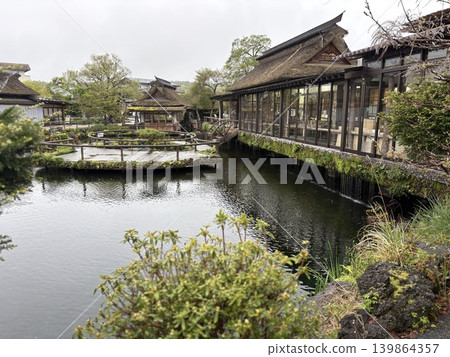忍野八海的茅草屋頂水車和清新的綠色景色 139864357