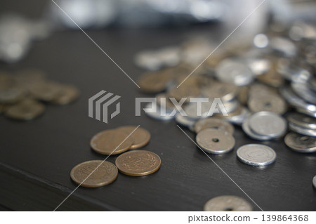 Japanese coins and small change - sorting Japanese coins and small change - sorting 139864368