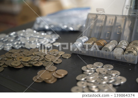 Japanese coins and small change - sorting Japanese coins and small change - sorting 139864374