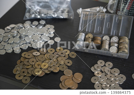Japanese coins and small change - sorting Japanese coins and small change - sorting 139864375