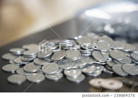 Japanese coins and small change - sorting Japanese coins and small change - sorting 139864378
