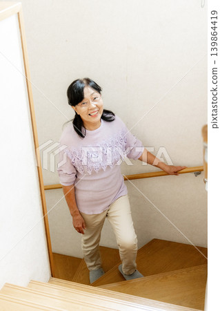 老婦人爬樓梯 139864419