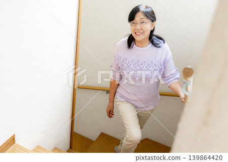 老婦人爬樓梯 139864420