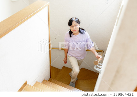 老婦人爬樓梯 139864421