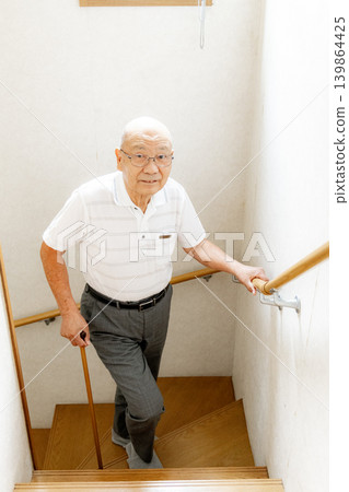 老人爬樓梯 139864425