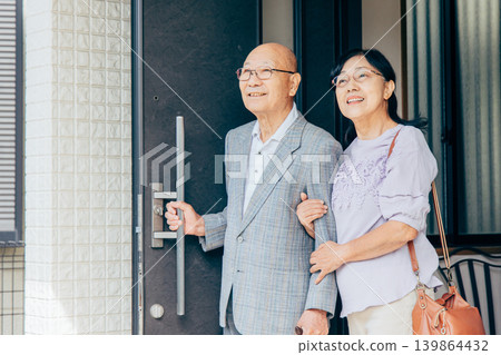 Senior couple going out 139864432