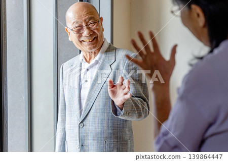 一對老年夫婦在前門交談 139864447