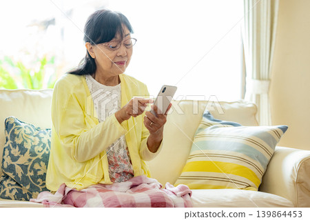 操作智能手機的婦女 139864453
