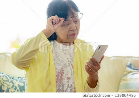 Senior women who do not know how to use smartphones Senior women who do not know how to use smartphones 139864456