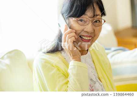 資深婦女談話在智能手機 139864460