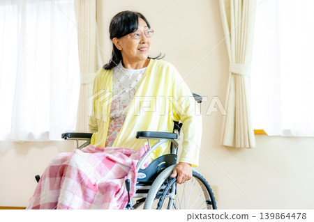 坐在輪椅上的女高管 139864478
