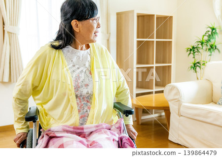 坐在輪椅上的女高管 139864479