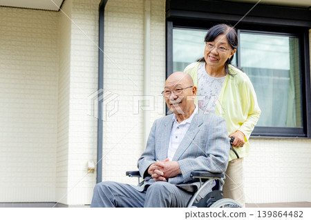 妻子扶著坐輪椅的老人 139864482