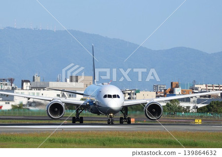 一架飛機駛入伊丹機場跑道,準備起飛。 一架飛機駛入伊丹機場跑道,準備起飛。 139864632