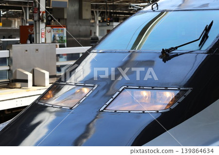 700號新幹線列車停靠新大阪站,車燈閃爍。 700號新幹線列車停靠新大阪站,車燈閃爍。 139864634