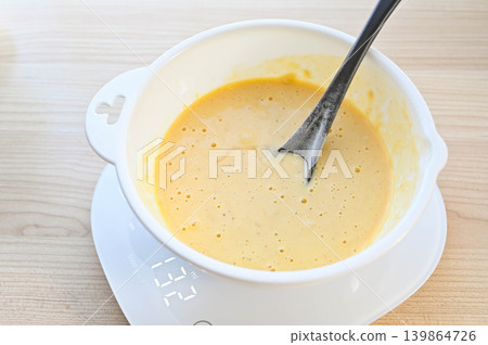 Mix the flour, egg, and water in a bowl. Mix the flour, egg, and water in a bowl. 139864726
