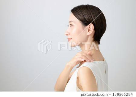 Beauty image of middle-aged women Beauty image of middle-aged women 139865294