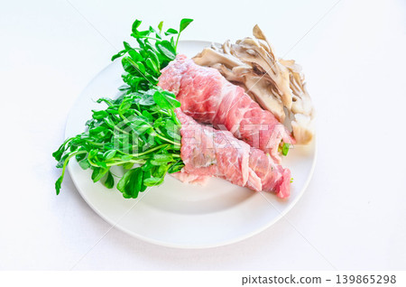 豬肉捲豌豆苗和舞茸菇(烹飪前的生食材) 豬肉捲豌豆苗和舞茸菇(烹飪前的生食材) 139865298