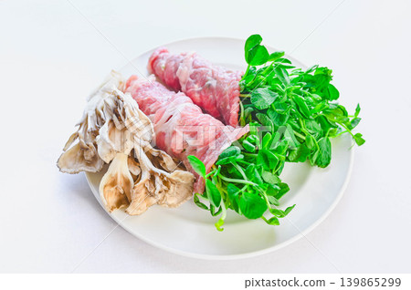 豬肉捲豌豆苗和舞茸菇（烹飪前的生食材） 139865299