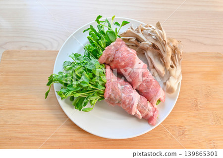 豬肉捲豌豆苗和舞茸菇（烹飪前的生食材） 139865301