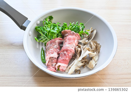 Pan-fried pea sprouts wrapped in meat and maitake mushrooms Pan-fried pea sprouts wrapped in meat and maitake mushrooms 139865302