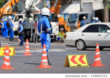 Police officers directing traffic (traffic police unit) 139865338