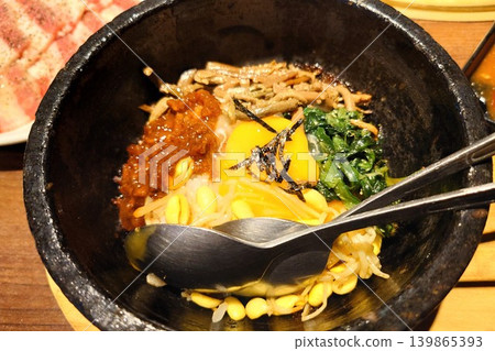 烤肉餐廳供應的熱石烤拌飯 139865393