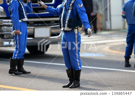 Police officers directing traffic (traffic police unit) 139865447