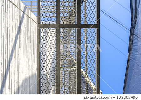 The old exterior wall and temporary scaffolding immediately after the start of the renovation. The old exterior wall and temporary scaffolding immediately after the start of the renovation. 139865496
