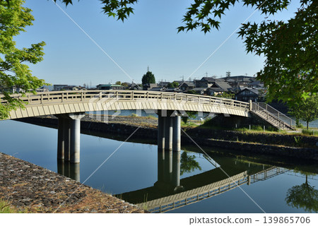 Tachibana Bridge surrounded by green maple leaves (Uji City, Kyoto Prefecture) Tachibana Bridge surrounded by green maple leaves (Uji City, Kyoto Prefecture) 139865706