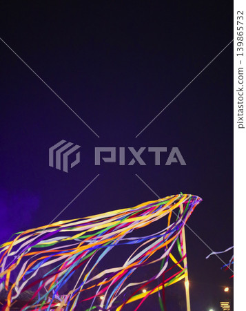 Colorful Streamers Flowing Across The Night Sky 139865732