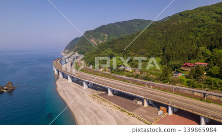 橫跨大海的北陸高速公路和大屋頭津的海岸風光(高架公路下方,無人機空拍) 橫跨大海的北陸高速公路和大屋頭津的海岸風光(高架公路下方,無人機空拍) 139865984