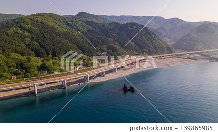 大屋白海岸和北陸高速公路,坐落在雄偉的山脈和日本海之間(全景)。 大屋白海岸和北陸高速公路,坐落在雄偉的山脈和日本海之間(全景)。 139865985