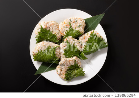 紫蘇葉包裹的雞肉豬肉丸(含軟骨)(烹調前) 紫蘇葉包裹的雞肉豬肉丸(含軟骨)(烹調前) 139866294