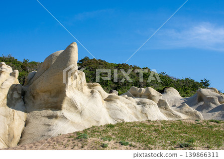 The scenery of strangely shaped rocks and white sea cliffs on Katano Coast in Kaga City, Ishikawa Prefecture. The scenery of strangely shaped rocks and white sea cliffs on Katano Coast in Kaga City, Ishikawa Prefecture. 139866311
